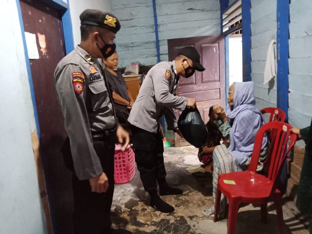 Peduli Dampak Covid-19, Polres Kukar Bagikan Sembako Kepada Warga Kurang Mampu WhatsApp Image 2021 07 13 at 08.33.42