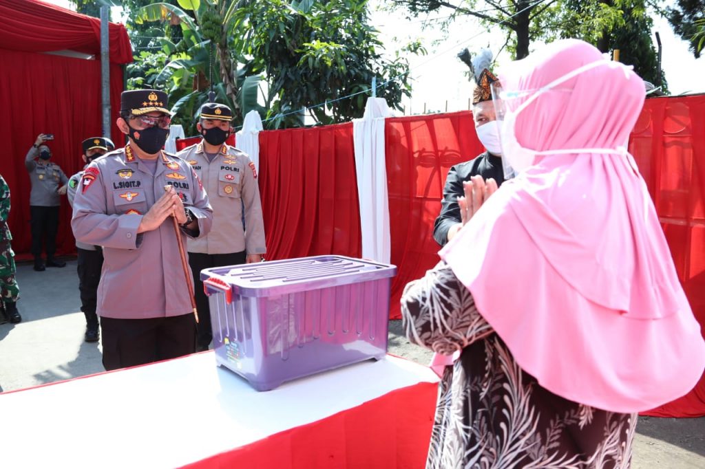 Kapolri Sebar Ribuan Bansos untuk Warga Terdampak PPKM Darurat di Bandung WhatsApp Image 2021 07 15 at 18.57.33