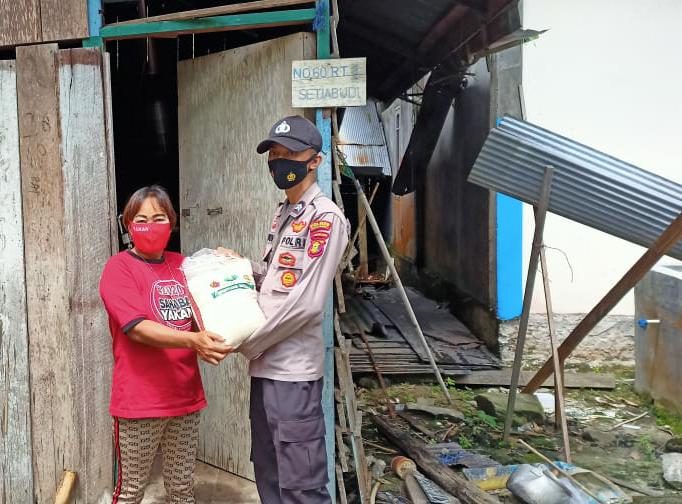 Polsek Damai Bagikan Sembako Gratis Kepada Warga Yang Tidak Mampu WhatsApp Image 2021 07 16 at 08.24.15