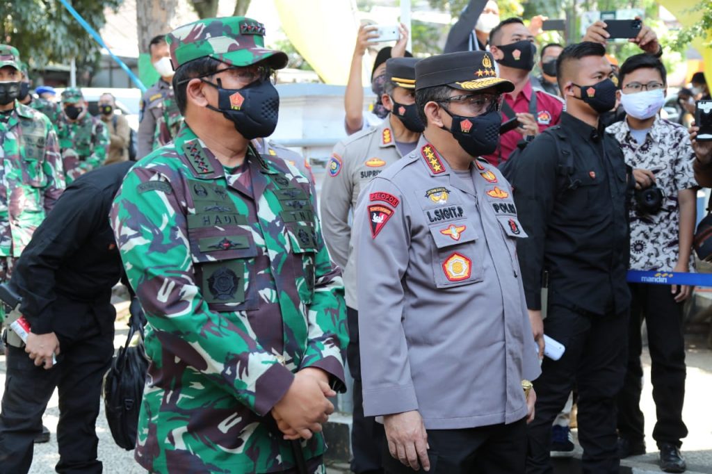 Blusukan Ke Bandung, Kapolri dan Panglima Mapping Kebutuhan Masyarakat Dampak PPKM Darurat WhatsApp Image 2021 07 17 at 06.07.46