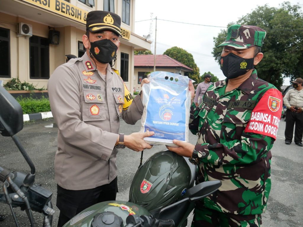 TNI-Polri Kirimkan Bantuan Sembako untuk Warga Bontang yang Terdampak PPKM Darurat WhatsApp Image 2021 07 17 at 22.21.01