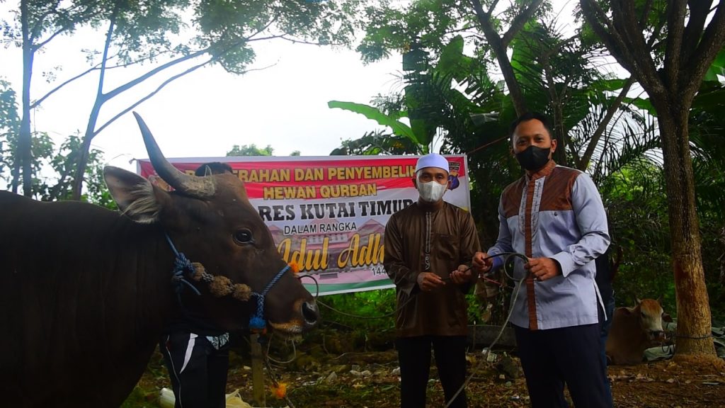 Hindari Kerumunan Warga, Polres Kutim Bagikan Daging Kurban Melalui Bhabinkamtibmas WhatsApp Image 2021 07 20 at 14.16.06