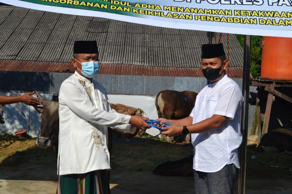 Polres Paser Sembelih 14 Hewan Qurban Untuk Dibagikan Kepada Masyarakat Terdampak Pandemi Covid-19 WhatsApp Image 2021 07 21 at 08.58.16