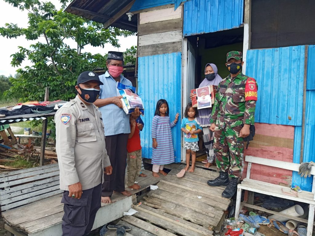 Bhabinkamtibmas dan Babinsa di Bontang Bagikan Sembako dan Sosialisasi PPKM Darurat WhatsApp Image 2021 07 21 at 20.22.55