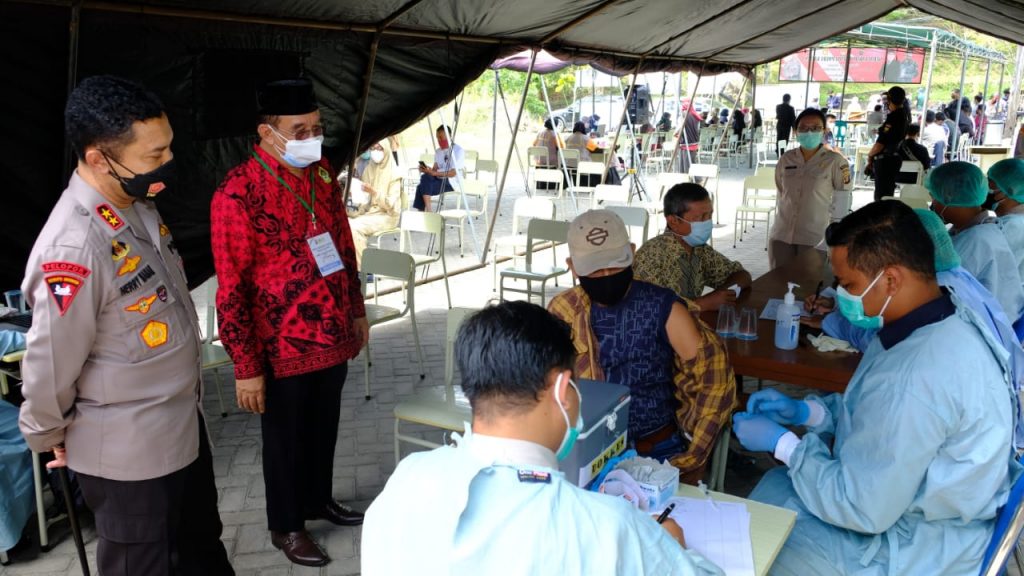 Target 1500 Dosis Vaksin, Kapolda dan Wakapolda Kaltim Tinjau Gerai Vaksin Presisi di Ponpes Bairuha Balikpapan WhatsApp Image 2021 07 22 at 11.52.51