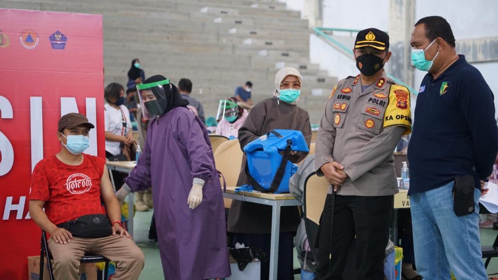 Kapolres Kukar Tinjau Pelaksanaan Gerai Vaksin TNI-Polri di Terminal Jonggon dan GOR Stadion Aji Imbut WhatsApp Image 2021 07 24 at 16.49.58