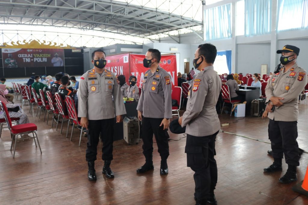 Kapolres PPU Tinjau Pelaksanaan Program Serbuan Vaksin Tahap II di Gedung Graha Pemuda WhatsApp Image 2021 07 26 at 10.58.09