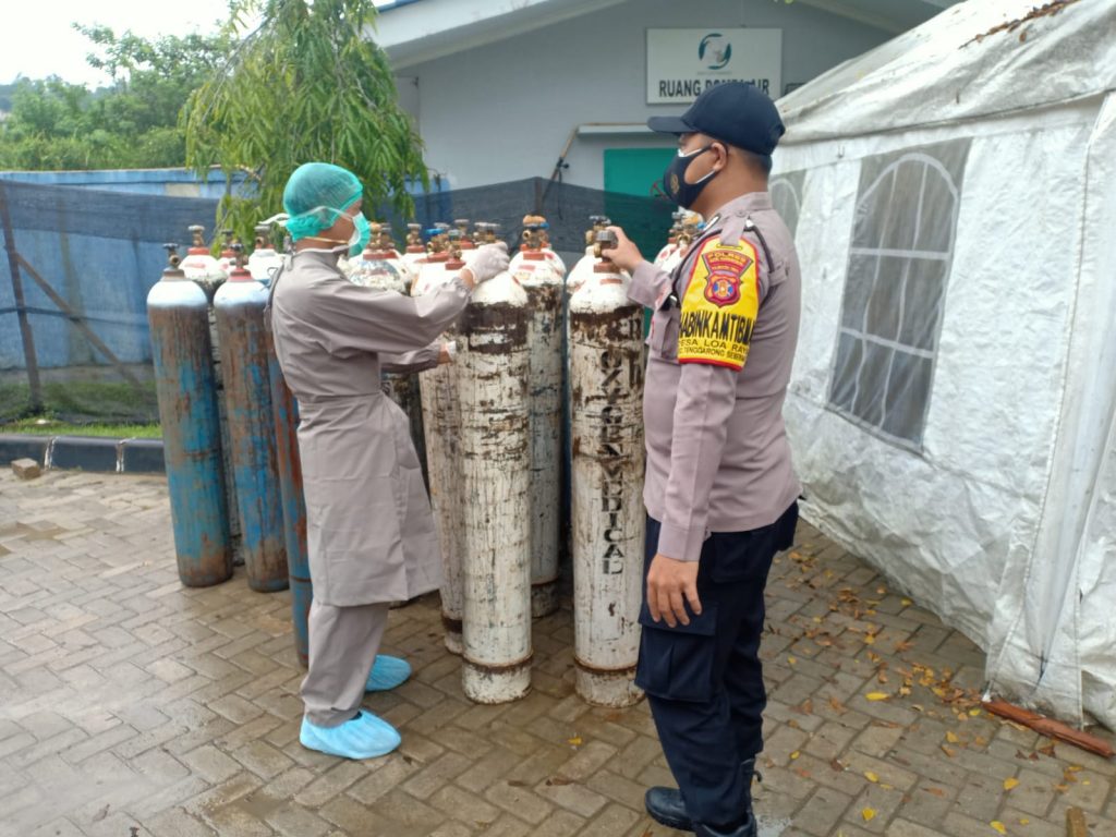 Bhabinkamtibmas Kukar Cek Ketersediaan Tabung Oksigen Untuk Pasien Covid-19 WhatsApp Image 2021 07 30 at 05.41.36
