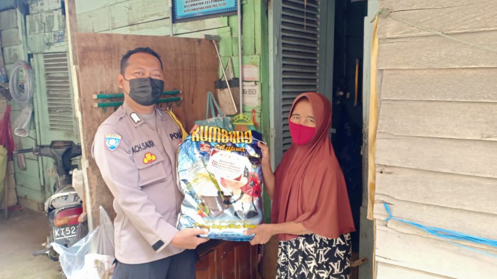 Bantu Masyarakat Terdampak Covid-19 dan Perpanjangan PPKM Bhabinkamtibmas Polsek Sungai Pinang Blusukan Distribusikan Bansos 1 10