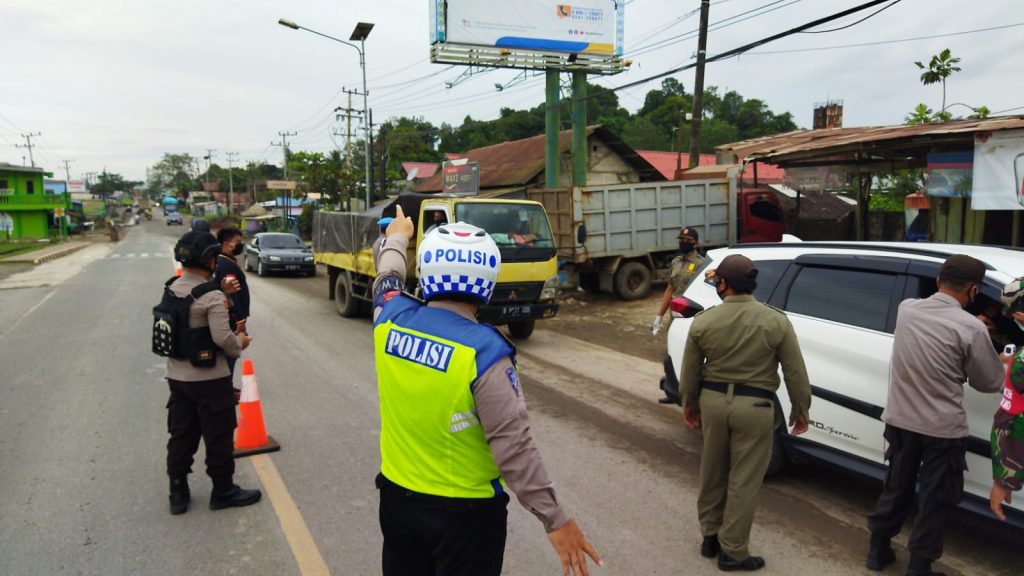 PPKM Level 4 Diperpanjang, Polsek Sungai Pinang Tetap Eksis Lakukan Penyekatan di Perbatasan Sungai Siring – Muara Badak 1 2