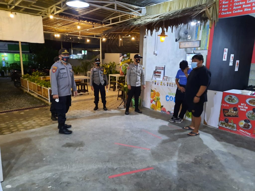 Tekan Penyebaran Covid-19, Polsek Muara Badak Kembali Gelar Patroli PPKM Level 4 1 5