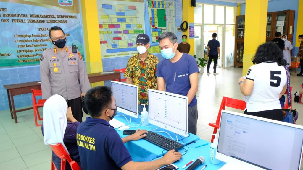 Kabid Humas Polda Kaltim Tinjau Pelaksanaan Vaksinasi Massal di SMP Katolik Santo Mikail Balikpapan 11 8