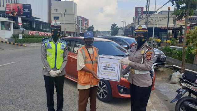 Wujud Kepedulian Terhadap Sesama, Sat Lantas Polresta Samarinda Bagikan Sembako Kepada Warga Terdampak Covid-19 11