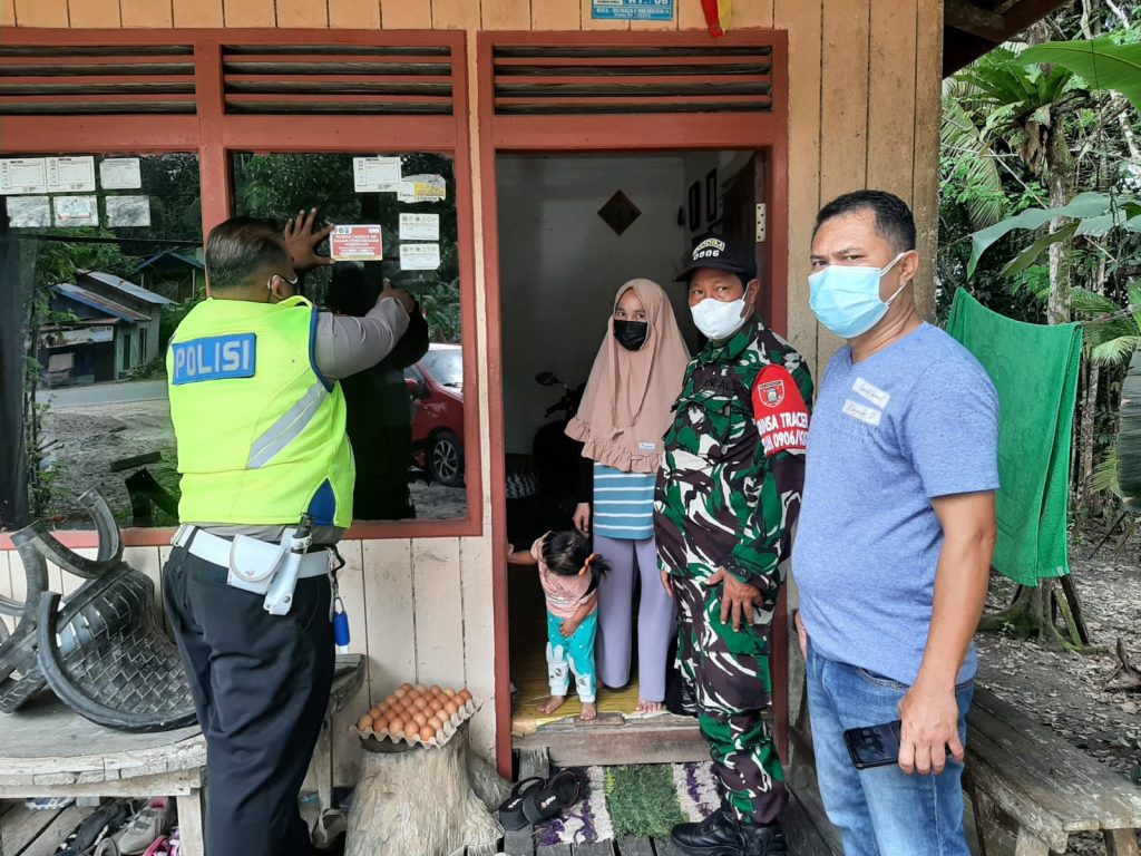 Polsek Samboja Bersana Tim Dari Puskesmas Melaksanakan Tracking dan Bagikan Suplemen kepada Warga 13 5
