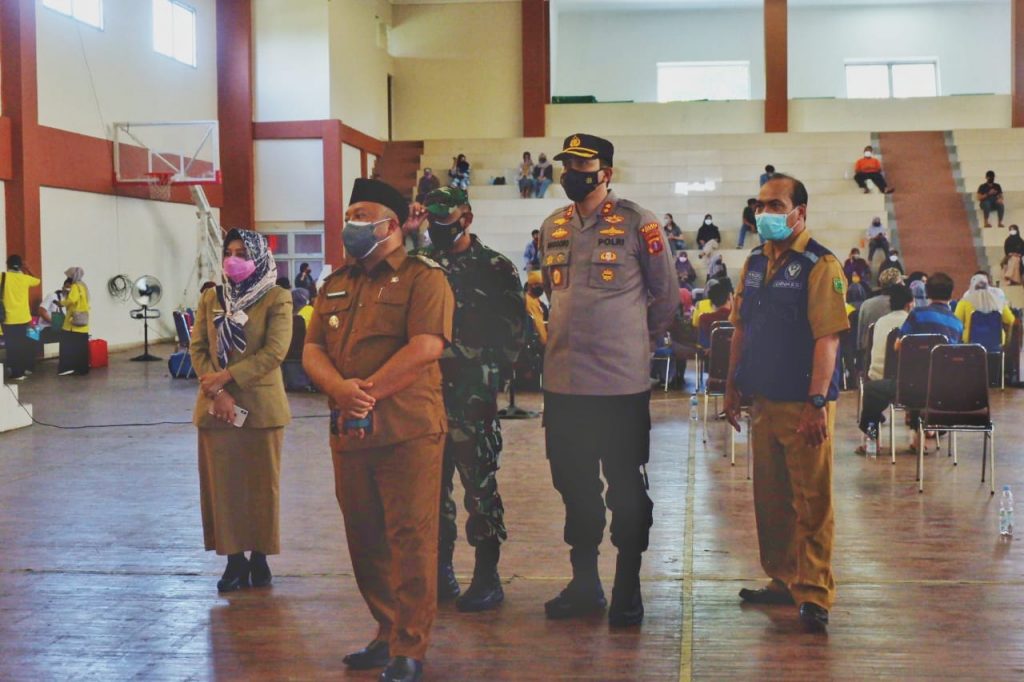 Pastikan Kegiatan Berjalan Lancar, Kapolres Berau Tinjau Vaksinasi Massal di Gor Pemuda 2 13