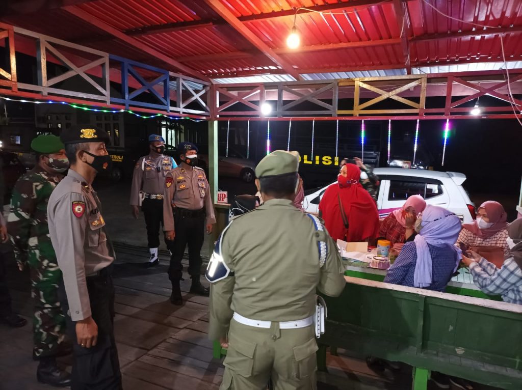 Cegah Penyebaran Covid-19, Polres Bontang Laksanakan Patroli Gabungan Pengawasan Penerapan PPKM Level 3 3 15