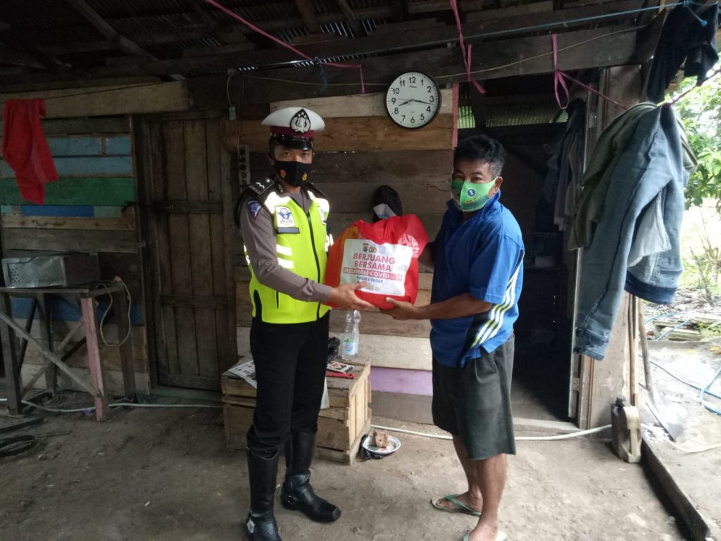 Sat Lantas Polres Paser Bagikan Bantuan Sembako kepada Masyarakat Terdampak PPKM Level 4 4 11