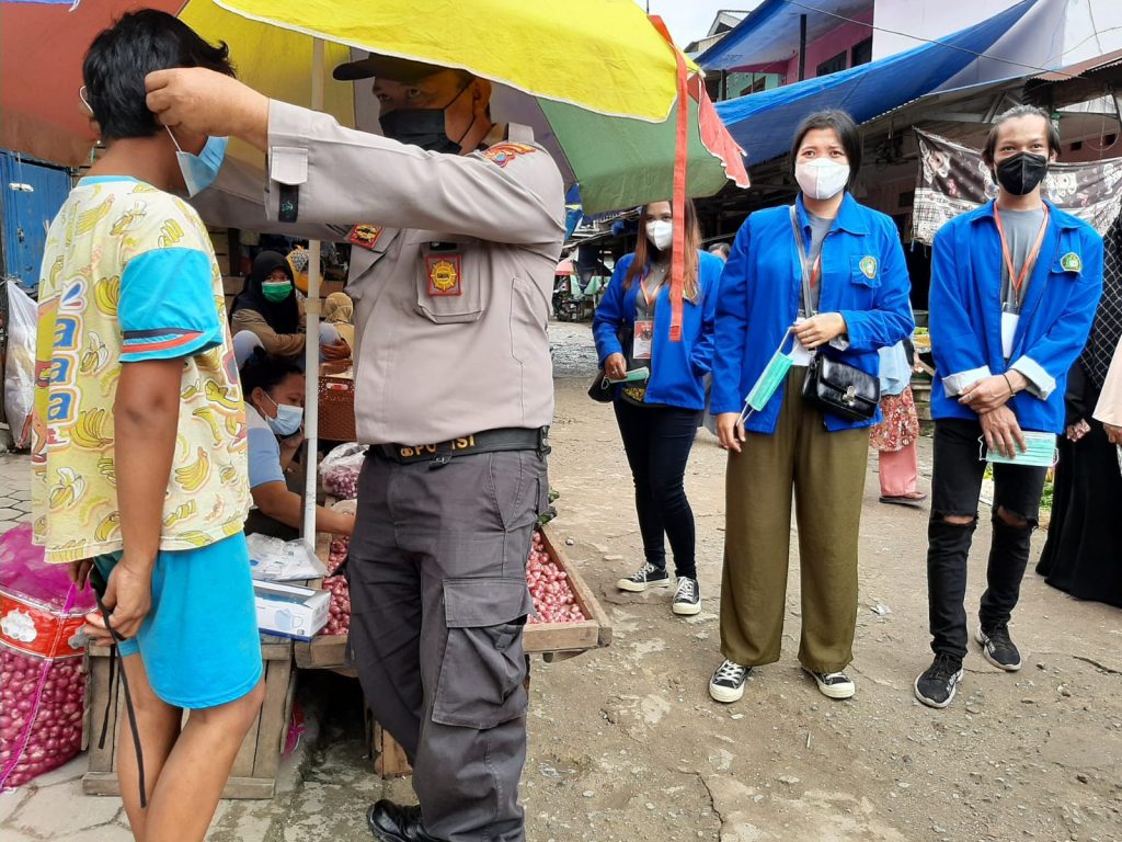 Cegah Penyebaran Covid-19, Polsek Marangkayu dan Mahasiswa KKN Bagikan Masker kepada Warga 4 12