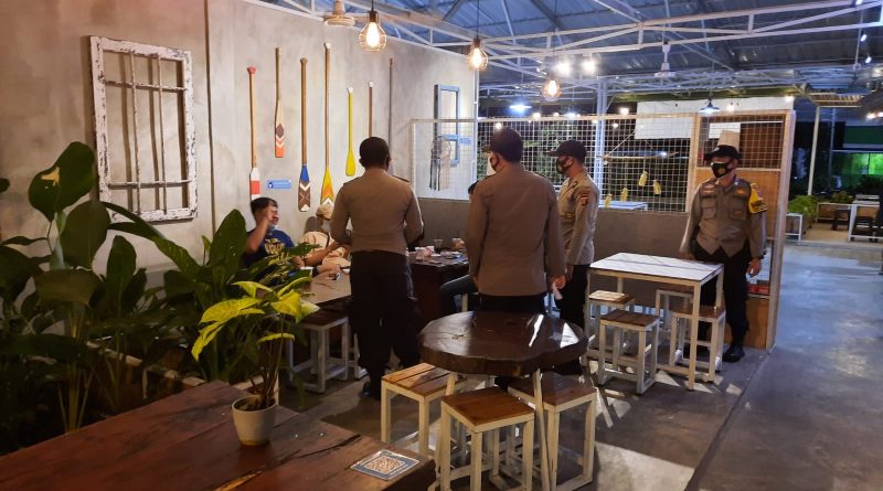Tekan Penyebaran Covid-19, Polsek Muara Badak Kembali Gelar Patroli PPKM Level 4 4 3