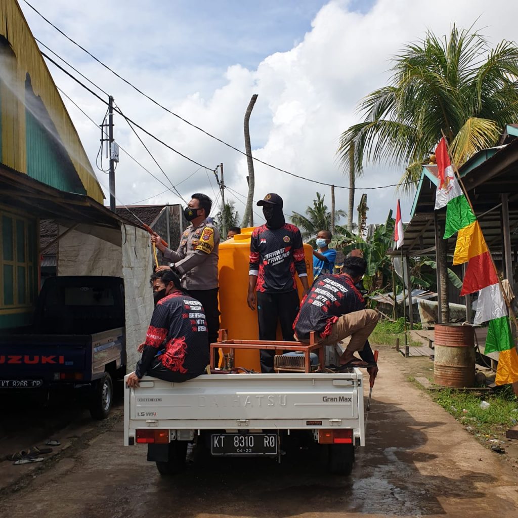 Antisipasi Penyebaran Covid-19, Bhabinkamtibmas Polsek Sebulu Bersama Karang Taruna Semprotkan Disinfektan 4 5