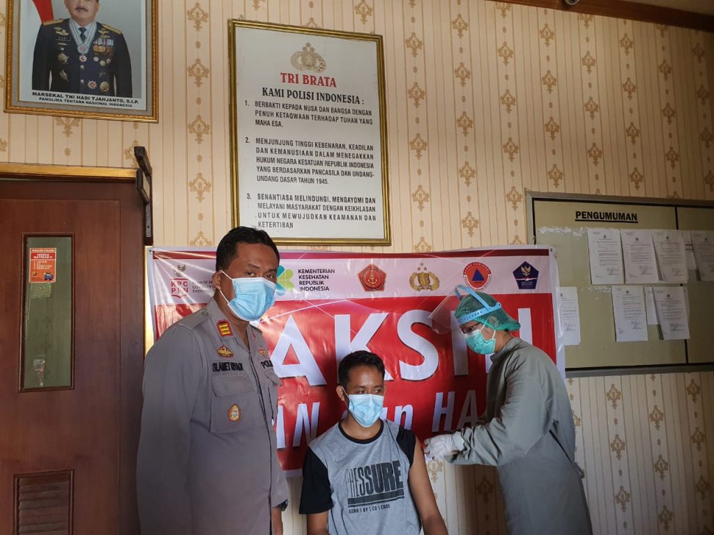 Wujudkan Herd Immunity dan Tekan Penyebaran Covid-19, Polsek Bengalon Gelar Vaksinasi 4 8