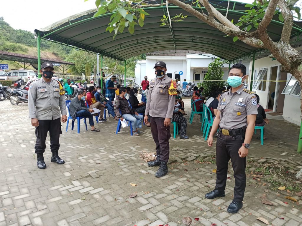 Laksanakan Pengamanan Vaksinasi Dosis II, Personel Polsek Tenggarong Seberang Pastikan Situasi Kondusif 5 1