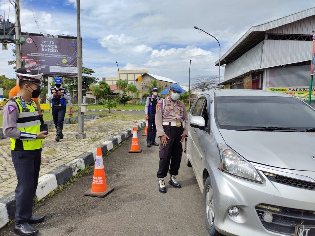 Melewati Posko Penyekatan Tanpa Melengkapi Dokumen Perjalanan, 6 Unit Mobil di Minta Untuk Kembali 5 4