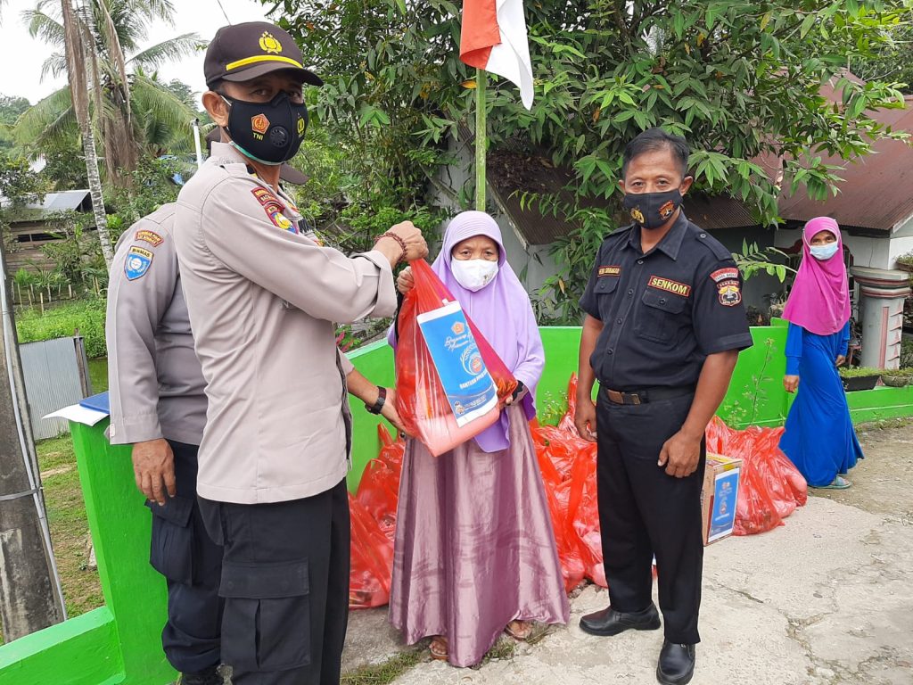 Wujud Kepedulian Polri, Polres Kukar Bagikan Bantuan Sosial kepada Warga yang Terdampak Pandemi Covid-19 6 1