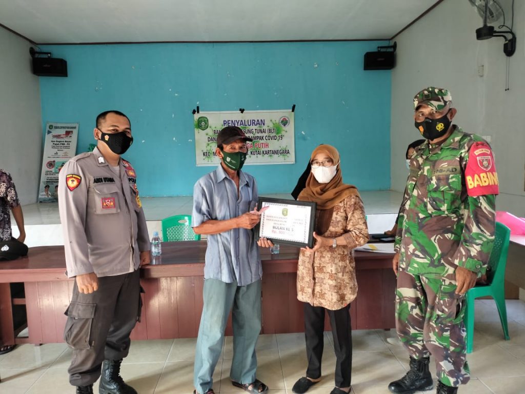 Pastikan Situasi Kondusif, Bhabinkamtibmas dan Babinsa Kawal Pembagian BLT-DD di Marangkayu 6