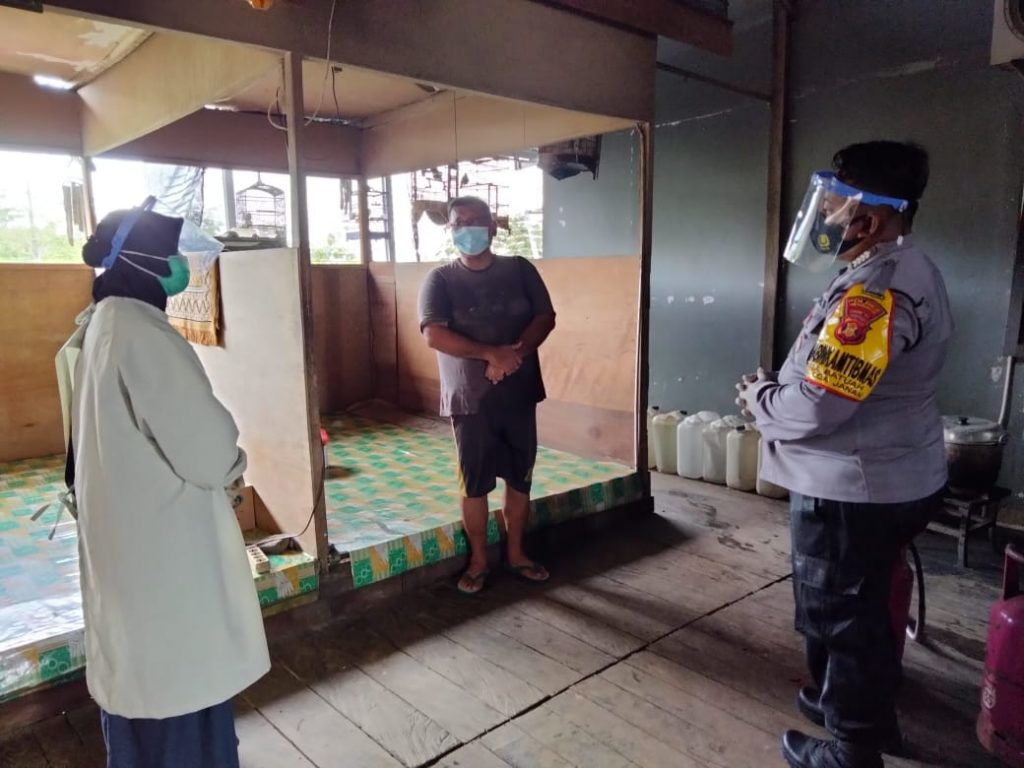 Bhabinkamtibmas Polsek Loa Janan Laksanakan Tracking Warga yang Sedang Menjalani Isolasi Mandiri 6 14