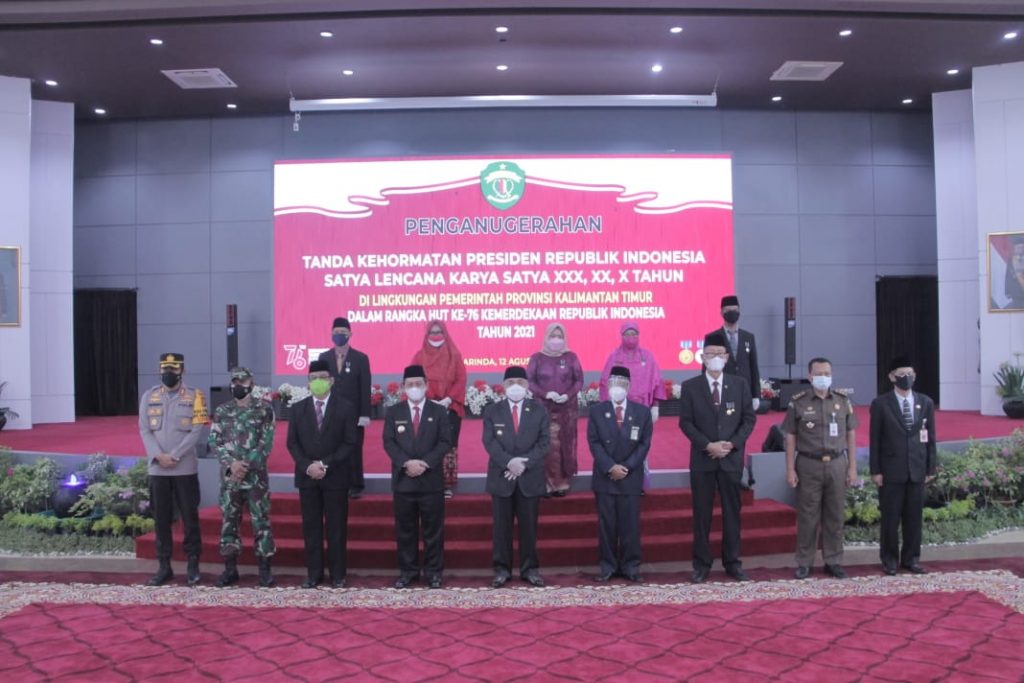 Wakapolresta Samarinda Hadiri Penganugerahan Tanda Kehormatan Presiden Republik Indonesia Satya Lencana Karya Satya 6 6