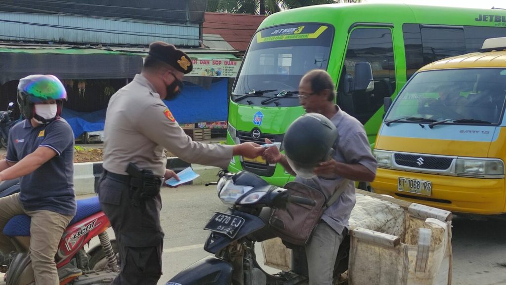 Personil Polres Kutim Yang Tergabung dalam Operasi Yustisi Bagikan Masker Medis kepada Masyarakat 69F1D342 867E 4DA4 B423 5B75A299348D