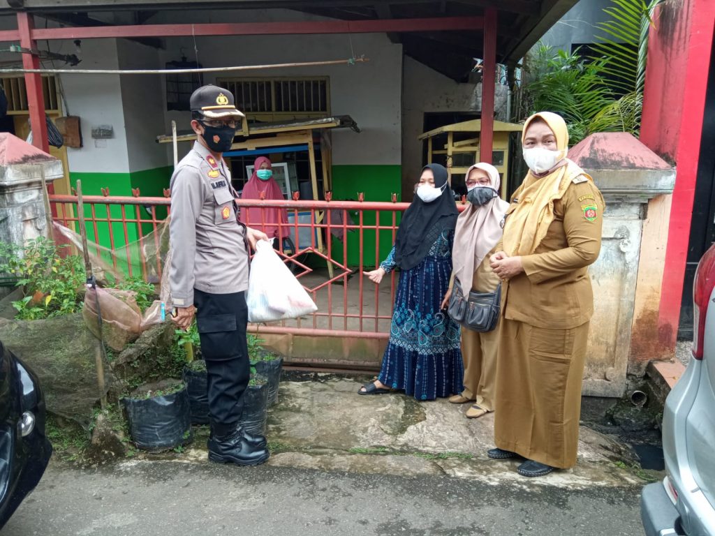 Wujud Kepedulian Ditengah Pandemi, Kapolsek Bersama Camat Sungai Pinang Salurkan Bantuan kepada Warga Isoman 7 1