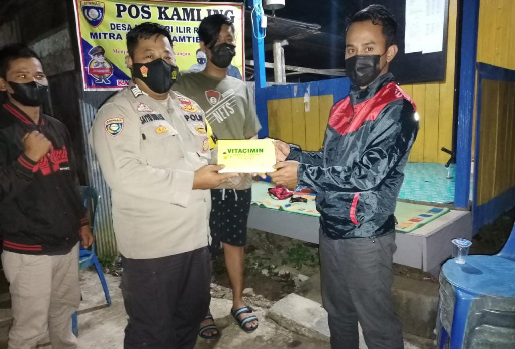 Wujud Kepedulian Polri, Personel Polres Kukar Bagikan Multivitamin kepada Masyarakat 7