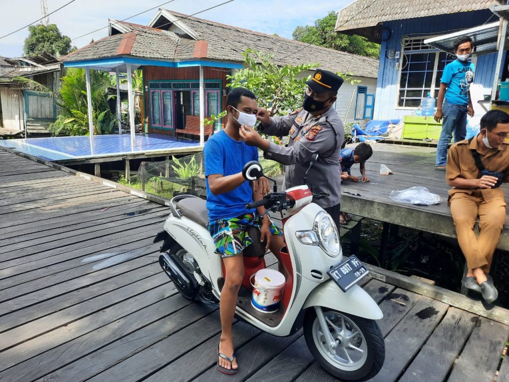Tangkal Penyebaran Covid-19, Polsek Penyinggahan Laksanakan Operasi Yustisi Serta Bagikan Masker kepada Warga 7 11