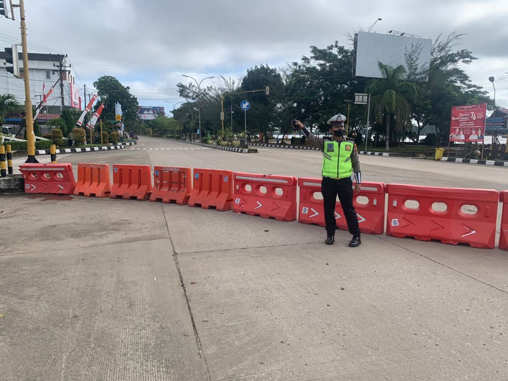 PPKM Level 4, Polres Kutai Kartanegara Lakukan Pengalihan Arus dan Penutupan Jalan 7 12
