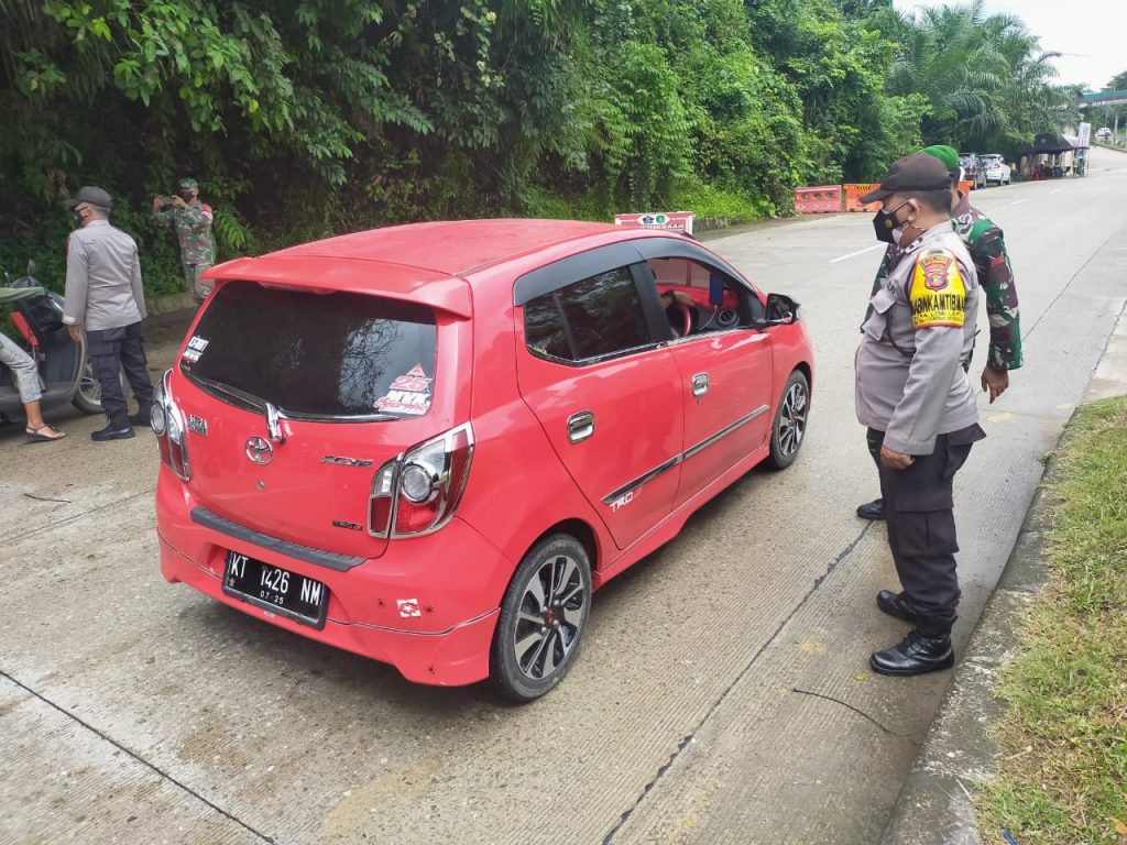 Penyekatan Pos Terpadu Dalam Rangka Penerapan PPKM Level 4 di Wilayah Hukum Polres Kutai Kartanegara 7 3