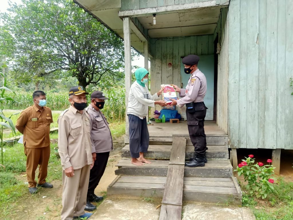 Polsek Jajaran Polres Kukar Bagikan Bansos Pada Lansia Sembari Sosialisasikan Pentingnya PPKM Level 4 8 1