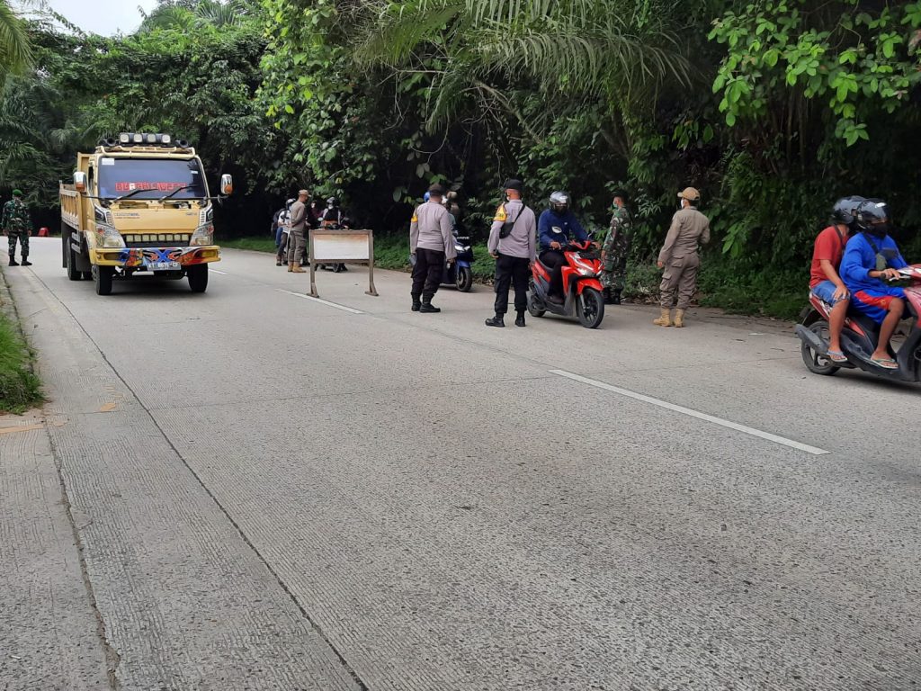 PPKM Level 4, Polres Kukar Laksanakan Penyekatan Jalan Perbatasan di Akhir Pekan 8