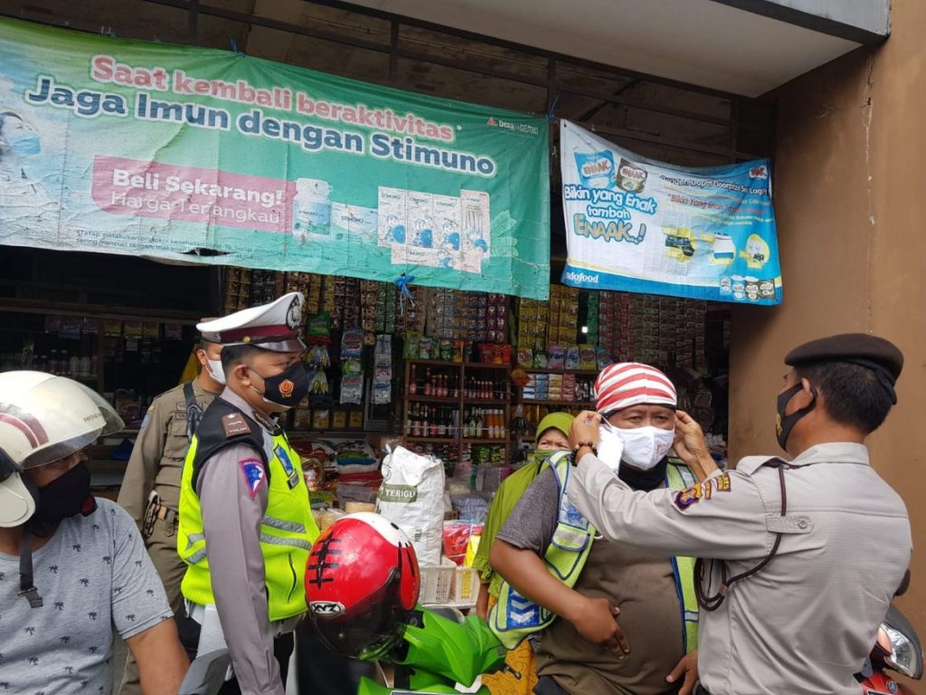 Gabungan TNI-Polri laksanakan Patroli dan Pembagian masker kepada masyarakat PPU 9 12