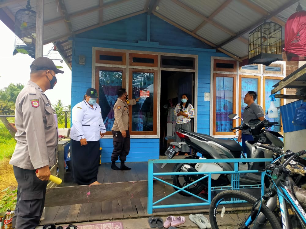 Bhabinkamtibmas Jajaran Polres Kukar Pasang Stiker Petugas Tracer di Rumah Warga 9 2