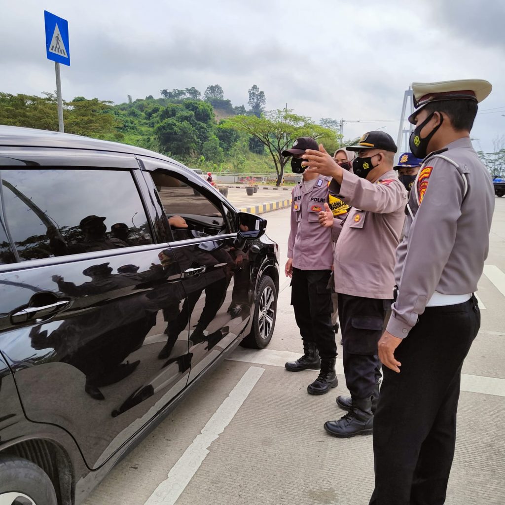 Tegakkan PPKM Level 4, Aparat Gabungan Polsek Palaran Lakukan Penyekatan di Jembatan Achmad Amin WhatsApp Image 2021 08 01 at 10.47.45