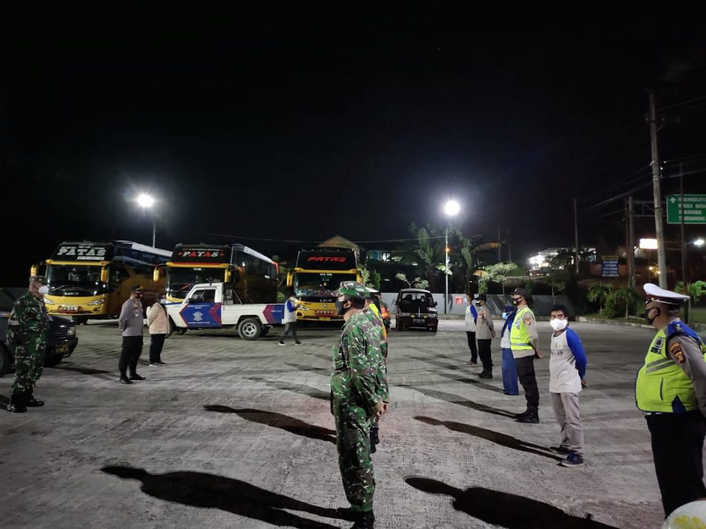 Razia Protokol Kesehatan, Polsek Teluk Pandan Gelar Operasi Yustisi Gabungan WhatsApp Image 2021 08 01 at 15.05.24
