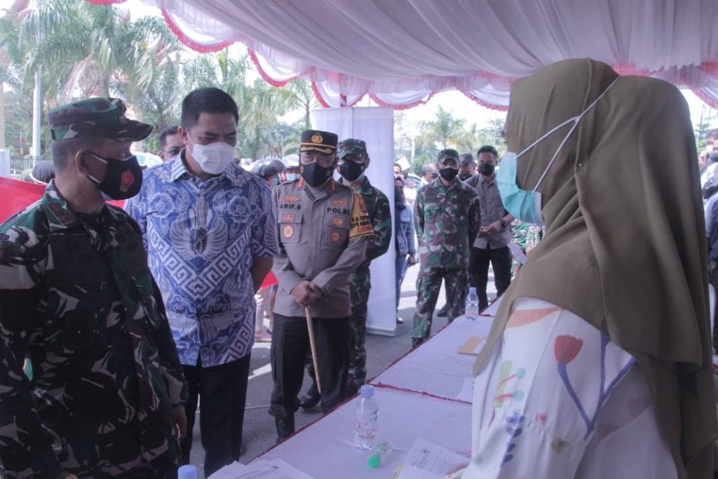 Tinjau Vaksinasi Massal, Kapolresta dan Dandim 0901 Samarinda Ingatkan Prokes Kepada Masyarakat WhatsApp Image 2021 08 01 at 16.33.28