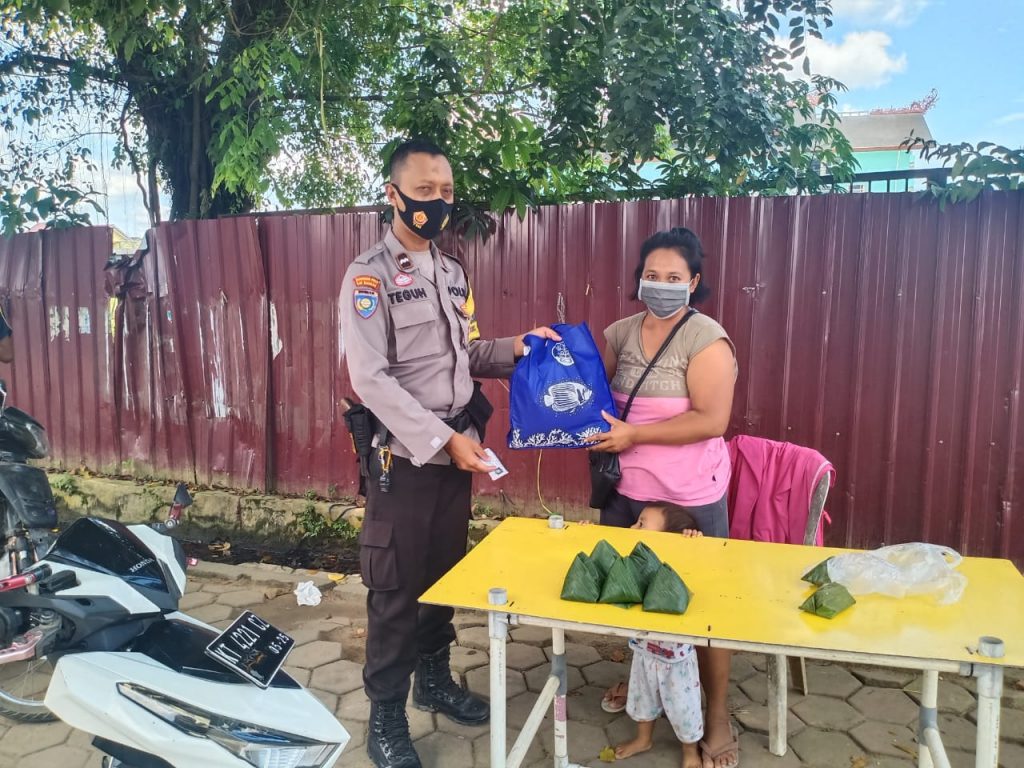 Bhabinkamtibmas Sidomulyo Salurkan Bansos PPKM Kepada Warga Yang Terdampak Covid-19 WhatsApp Image 2021 08 02 at 12.36.39