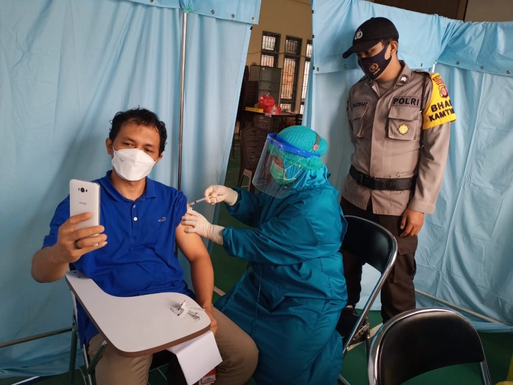 Polsek Samboja Pantau Pelaksanaan Vaksinasi Tahap II Bagi Masyarakat WhatsApp Image 2021 08 06 at 09.57.20