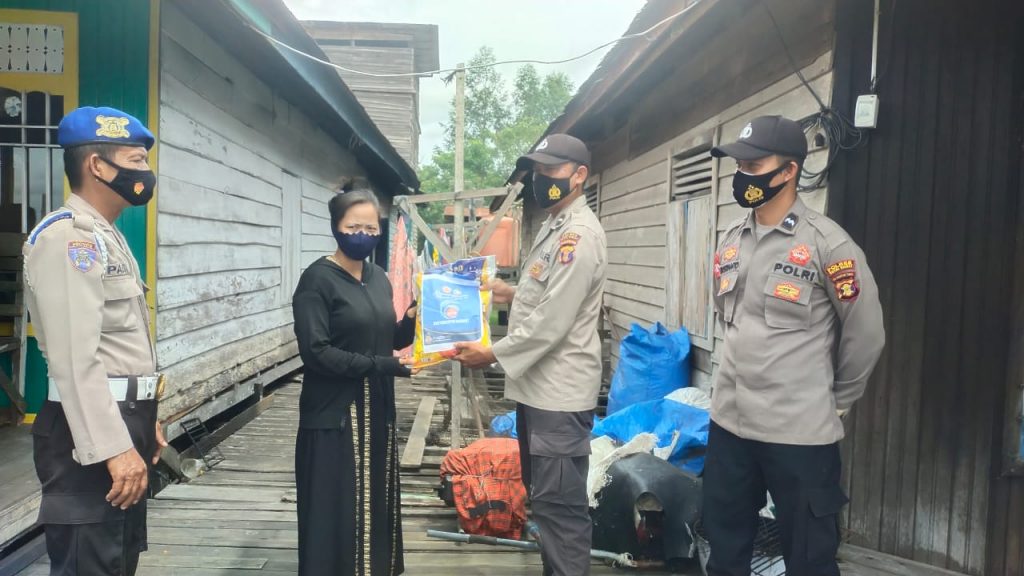 Door to Door, Polsek Jempang Bagikan Paket Sembako PPKM Kepada Warga WhatsApp Image 2021 08 09 at 14.43.19