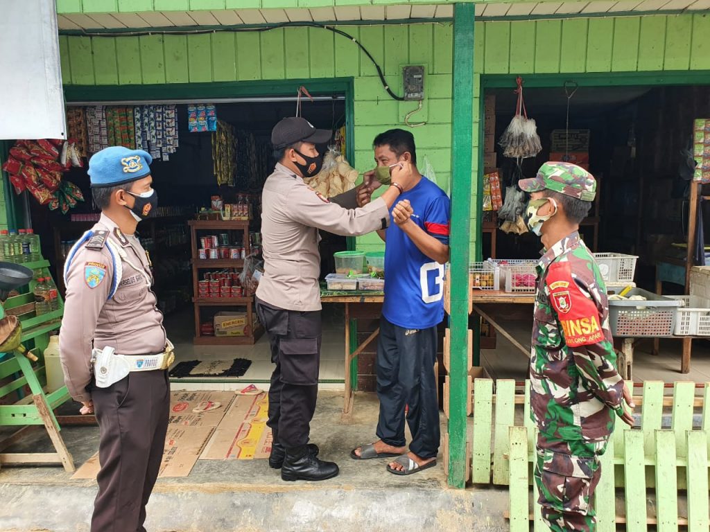 Polsek Bersama Koramil Long Apari Gelar Penegakan Hukum dan Pendisiplinan Prokes WhatsApp Image 2021 08 10 at 13.20.38