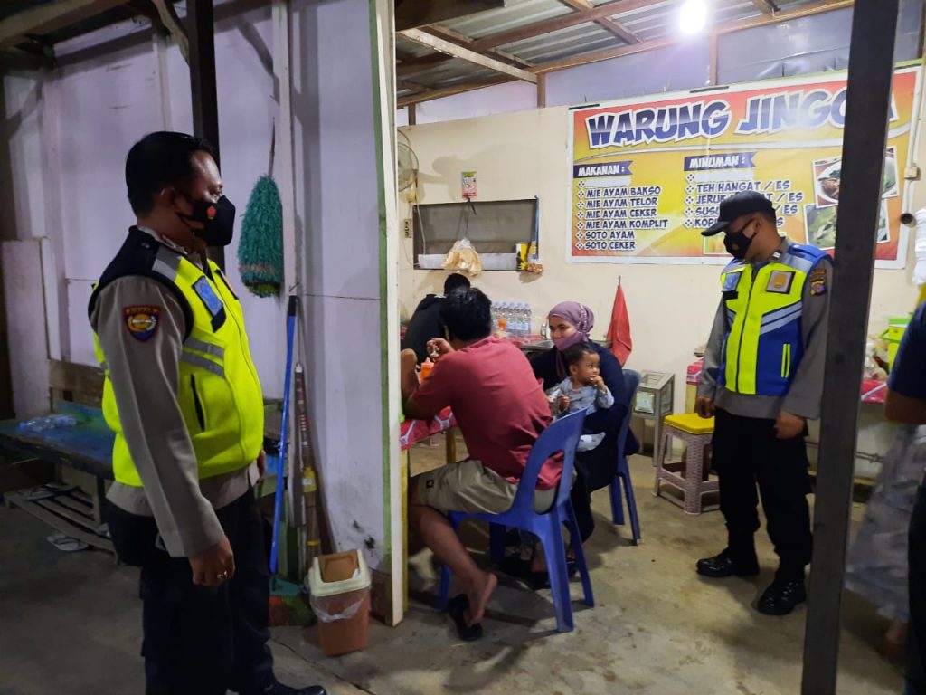 Polsek Tenggarong Seberang Tingkatkan Patroli dan Himbauan Prokes Ke Masyarakat WhatsApp Image 2021 08 11 at 08.50.56