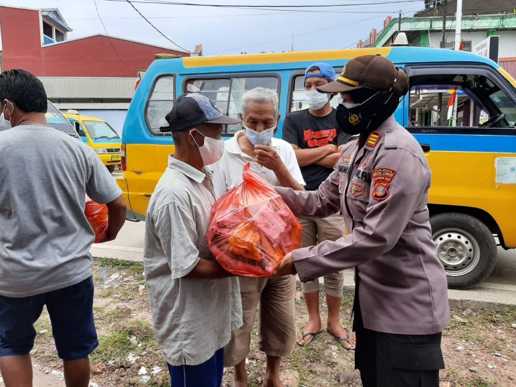Bantu Warga Terdampak Pandemi, Kasat Binmas Polres Kutim Bagikan Paket Sembako WhatsApp Image 2021 08 13 at 14.05.39